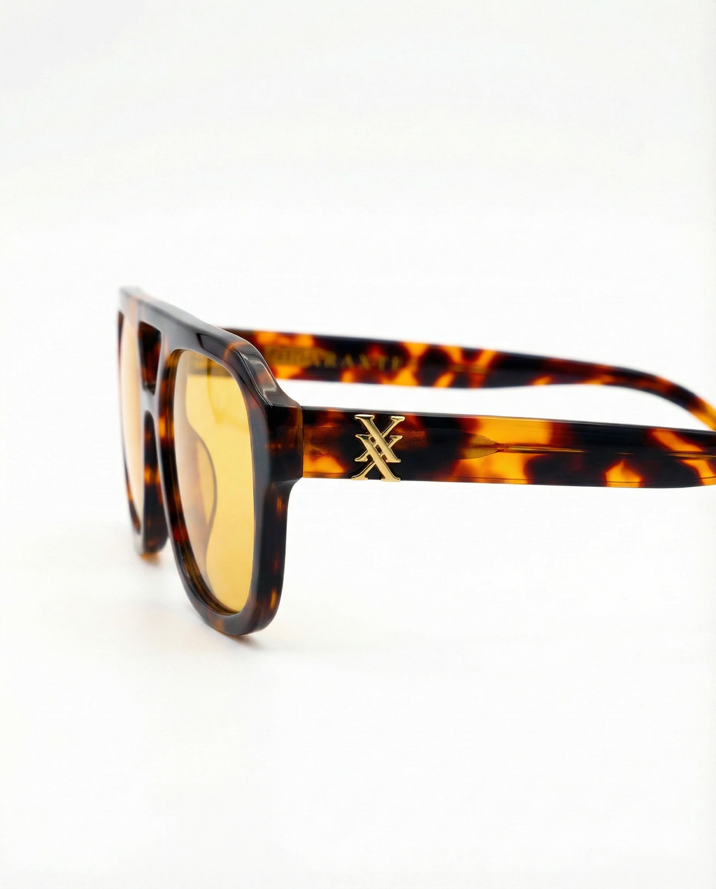 Adventuress, Gold Tortoise